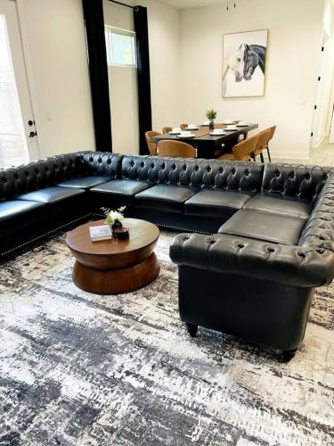 Stylish Oasis - Near City Center - Mins 2 Downtown