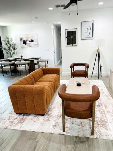 Stylish Retreat - Close to Downtown - Open Layout