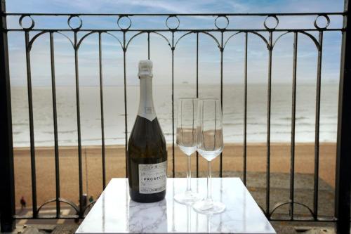 2bed Seafront Flat Private roof terrace Parking gîte à louer Canoe Lake