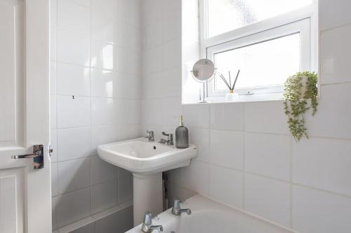 Centrally Located 3Bed Family Home - image 2