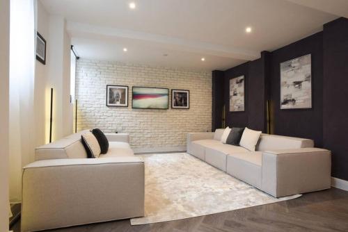 Cell Block 8 - Prison Flat - Sleeps 7 with Parking