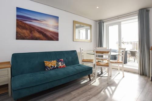 Sandy Shores - Beachfront Apartment - Sleeps 3