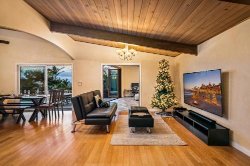 Shared lounge/TV area, Seaworld Fireworks View Hot tub Fast Wifi 3BR 2BA 4 Bds 2 SofaBds in Bay Park