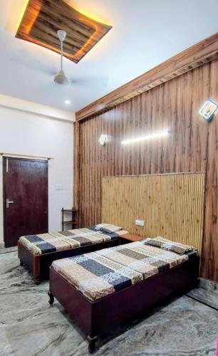 2 twin beds, 1 futon bed