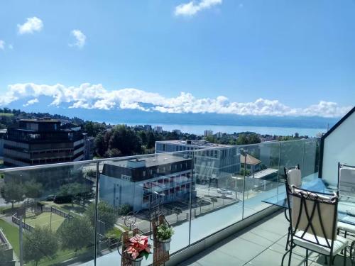 Penthouse 360 Lake View 2BR, large Terrace