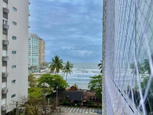 Apto Guarujá beira-mar com Wi-Fi e ar-condicionado