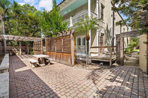 Casita Azul l Walk to DT l Mins to Beach in Anastasia