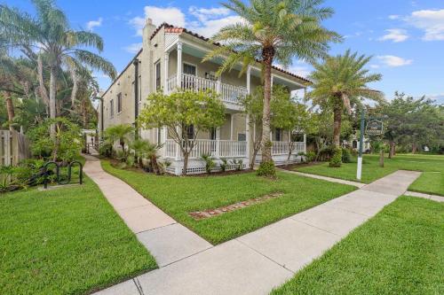 Casita Azul l Walk to DT l Mins to Beach in Anastasia