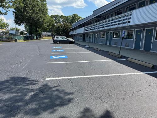 Days Inn by Wyndham Charlotte University thumb 3