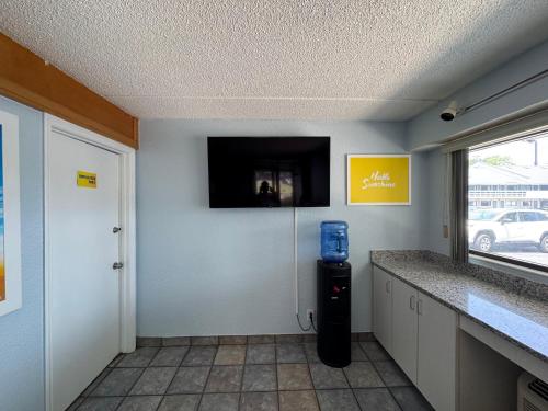 Royal Inn - image 6