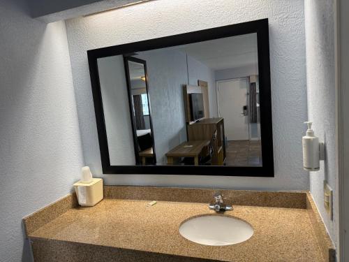 Days Inn by Wyndham Charlotte University - 화장실
