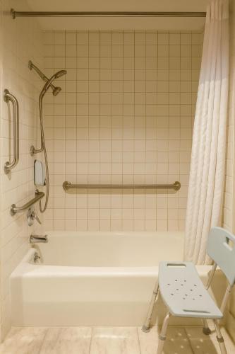 Carlyle Hotel - image 14