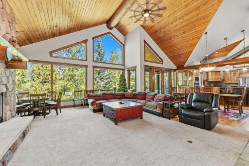 Spacious Mountain Chalet - Hot Tub & Secluded! in Baldy Mountain
