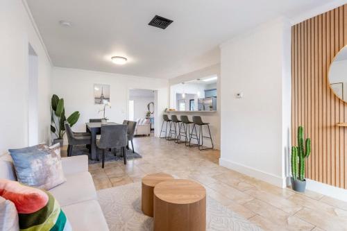 Cozy Miami Home Pet-friendly & with Free Parking near อุทยานเขตร้อน