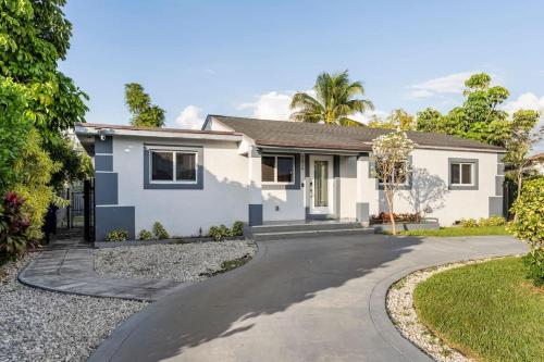 Cozy Miami Home Pet-friendly & with Free Parking near อุทยานเขตร้อน