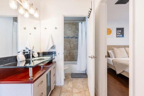 Cozy Miami Home Pet-friendly & with Free Parking near อุทยานเขตร้อน