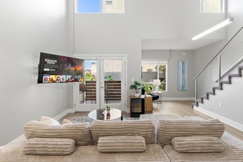 Spacious Loft- Hollywood Free Pool, Parking, Gym, Los Angeles