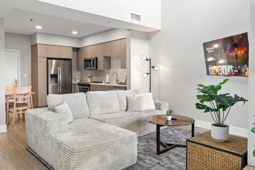 Spacious Loft- Hollywood Free Pool, Parking, Gym