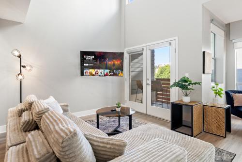 Spacious Loft- Hollywood Free Pool, Parking, Gym
