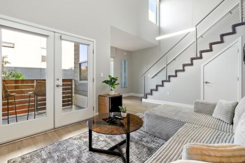 Spacious Loft- Hollywood Free Pool, Parking, Gym