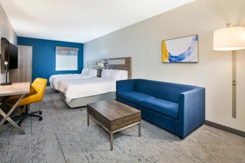 2 queen beds, 1 sofa bed