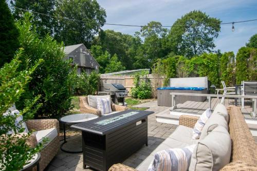 Stylish Updated Home walk to Dennis Pond Hot Tub in Yarmouth Port (Massachusetts)