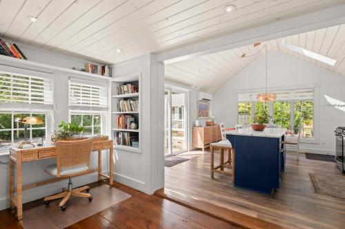 Stylish Updated Home walk to Dennis Pond Hot Tub in Yarmouth Port (Massachusetts)