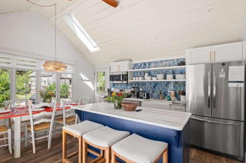 Stylish Updated Home walk to Dennis Pond Hot Tub in Yarmouth Port (Massachusetts)