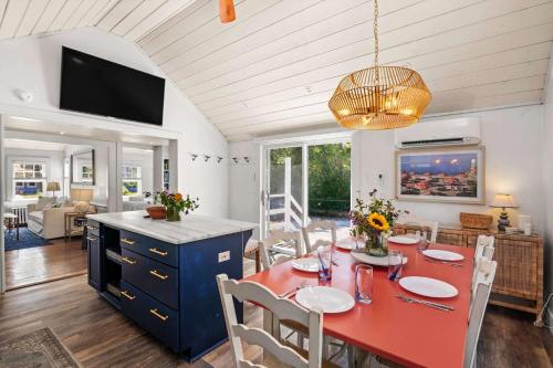 Stylish Updated Home walk to Dennis Pond Hot Tub in Yarmouth Port (Massachusetts)