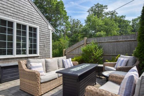Stylish Updated Home walk to Dennis Pond Hot Tub in Yarmouth Port (Massachusetts)