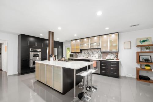UF SUNSHINE HOUSE - Patio & BBQ & Fire Pit - Chef Kitchen - Upscale Neighborhood! in Gainesville, USA