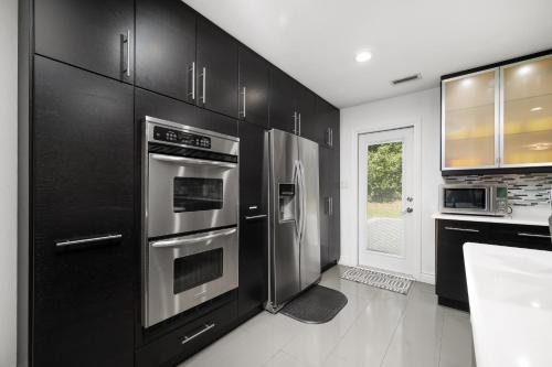 UF SUNSHINE HOUSE - Patio & BBQ & Fire Pit - Chef Kitchen - Upscale Neighborhood! in Gainesville, USA