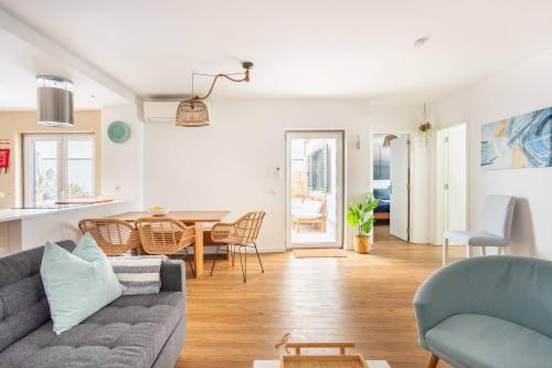 Cosy Cascais Retreat with private hot tub in ไบโร โด โรซาเรียว