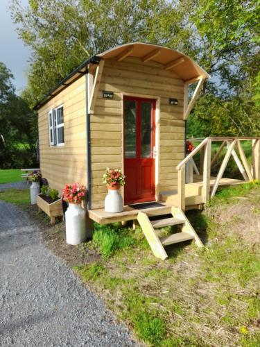 St Mullins Glamping River Hut in Graignamanagh