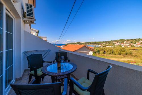 Erkély/terasz, Apartment Dino in Lopar