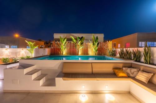NEW Designer Villa Heated Pool & Sunset Rooftop Airconditioning