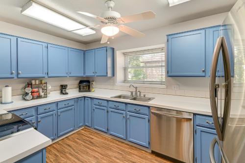 Pet-Friendly Family Home 3 Mi to Lake Lewisville in ลูอิสวิลล์ (TX)