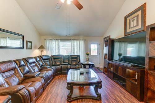 Pet-Friendly Family Home 3 Mi to Lake Lewisville in ลูอิสวิลล์ (TX)