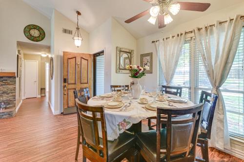 Pet-Friendly Family Home 3 Mi to Lake Lewisville in ลูอิสวิลล์ (TX)