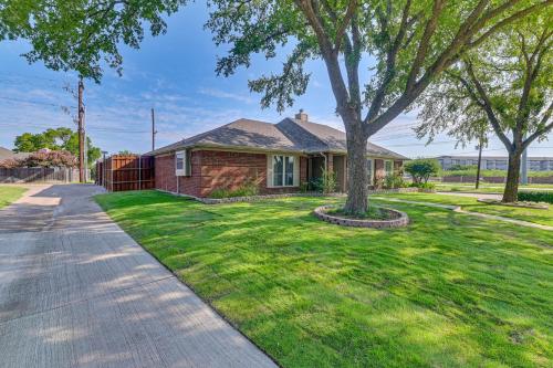 Pet-Friendly Family Home 3 Mi to Lake Lewisville in ลูอิสวิลล์ (TX)