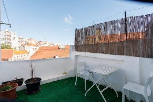 Terrace in historical neighborhood with view, Лиссабон (фото 11)