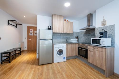 Apartamento moderno El Bosque en Arinsal (Barthe Holidays I Apartamento moderno en Arinsal 4PAX a pie de pistas, balcon con vistas y parking I) in Arinsal