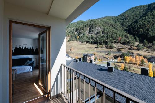 Apartamento moderno El Bosque en Arinsal (Barthe Holidays I Apartamento moderno en Arinsal 4PAX a pie de pistas, balcon con vistas y parking I) in Arinsal