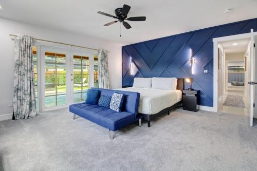 Vista Azul Lake Front Home with Hot Tub and Swim Spa, Fishing Dock, Gym, Game Room with Darts, Ping  in Miami Lakes