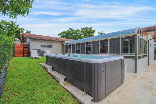 Exterior view, Vista Azul Lake Front Home with Hot Tub and Swim Spa, Fishing Dock, Gym, Game Room with Darts, Ping  in Miami Lakes