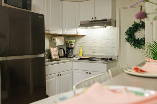 ห้องครัว, Basement Suite Bliss•Firepit Nights & Comfort Stay in ลอว์เรนซ์วิลล์