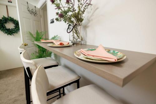 บริการและสิ่งอำนวยความสะดวก, Basement Suite Bliss•Firepit Nights & Comfort Stay in ลอว์เรนซ์วิลล์