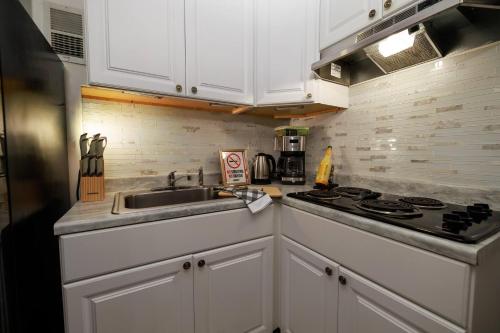 บริการและสิ่งอำนวยความสะดวก, Basement Suite Bliss•Firepit Nights & Comfort Stay in ลอว์เรนซ์วิลล์