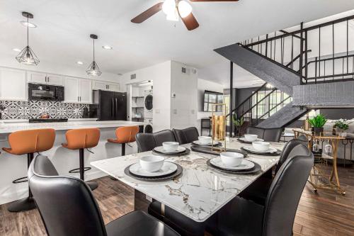 Walk to Old Town and Giants Stadium! Unit with Pool