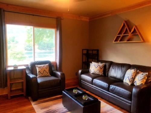Riverside Cottage a charming , comfy home with stunning river views